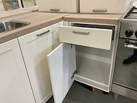 Hoekopgestelde showroomkeuken - afbeelding 14 van  17