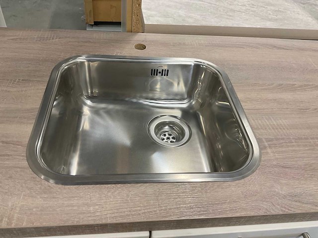 Hoekopgestelde showroomkeuken - afbeelding 10 van  12