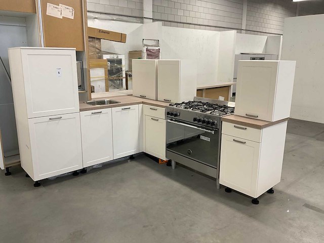 Hoekopgestelde showroomkeuken - afbeelding 2 van  12