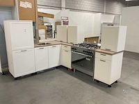 Hoekopgestelde showroomkeuken - afbeelding 2 van  12