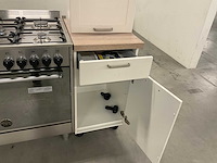 Hoekopgestelde showroomkeuken - afbeelding 7 van  12