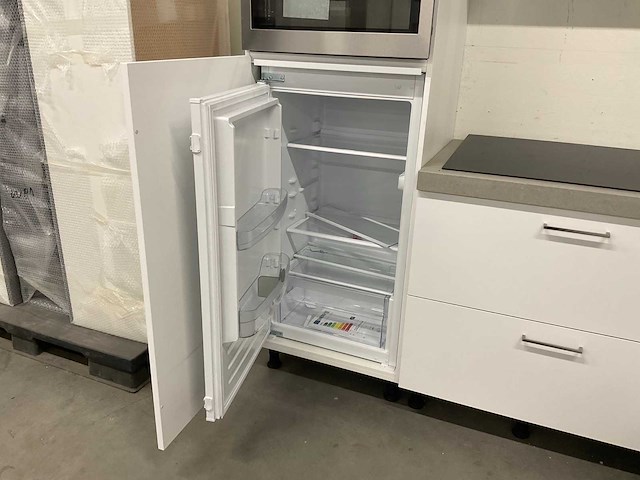 Hoekopgestelde showroomkeuken - afbeelding 16 van  19
