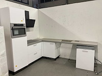 Hoekopgestelde showroomkeuken - afbeelding 2 van  19