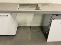 Hoekopgestelde showroomkeuken - afbeelding 6 van  19
