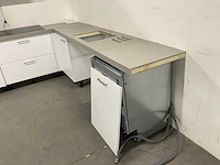 Hoekopgestelde showroomkeuken - afbeelding 8 van  19
