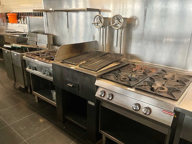Hoeks metaal houtskool bbq - afbeelding 1 van  16