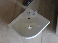 Hoekwasbak duravit met afmeting 31 x 31 cm. - afbeelding 1 van  2