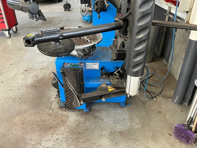 Hofmann - 2016 - monty 3300-20 smart - banden de-en montageapparaat - afbeelding 8 van  9