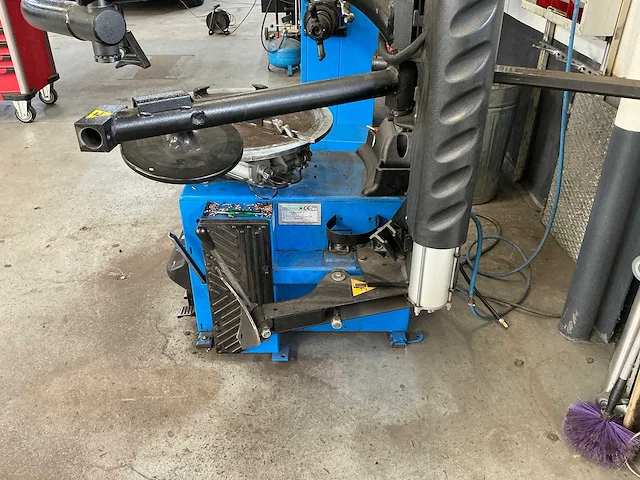Hofmann - 2016 - monty 3300-20 smart - banden de-en montageapparaat - afbeelding 8 van  9