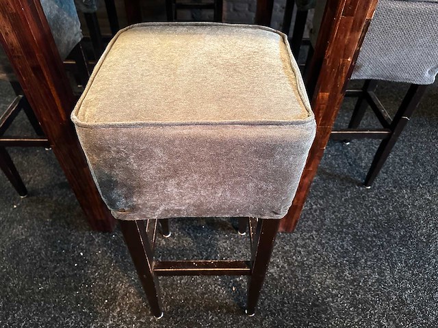 Hoge bartafel met 6 krukken - afbeelding 4 van  4