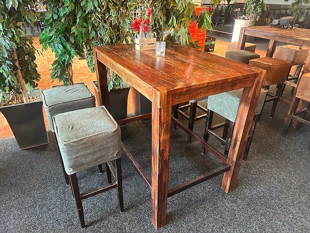 Hoge houten tafel met 4 krukken - afbeelding 1 van  4