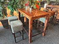 Hoge houten tafel met 4 krukken - afbeelding 1 van  4
