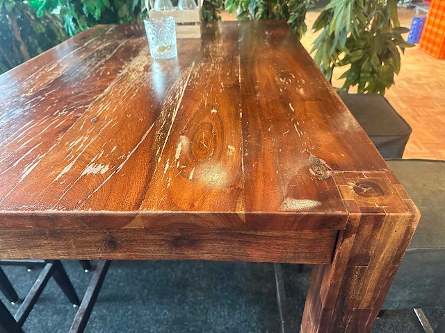 Hoge houten tafel met 4 krukken - afbeelding 2 van  4