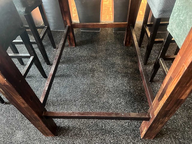 Hoge houten tafel met 4 krukken - afbeelding 3 van  4