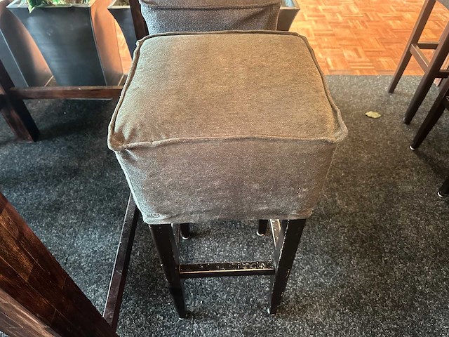 Hoge houten tafel met 4 krukken - afbeelding 4 van  4