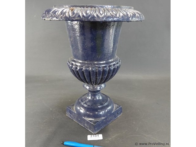Hoge ijzeren louvre vaas (campana) - afbeelding 1 van  5