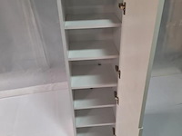Hoge kast met planken - afbeelding 2 van  3