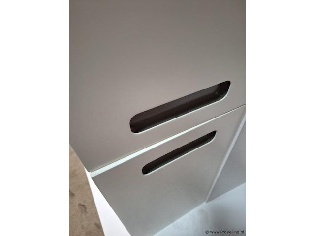Hoge kast met planken - afbeelding 3 van  3