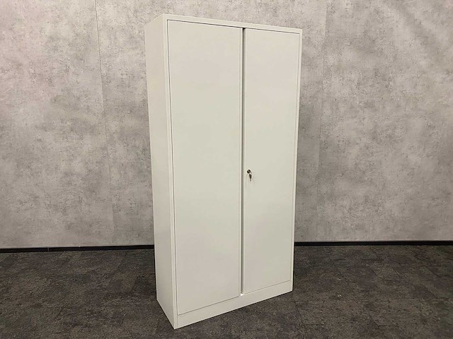 Hoge stalen 2-deurs kast met sleutel - afbeelding 1 van  8