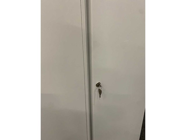 Hoge stalen 2-deurs kast met sleutel - afbeelding 3 van  8