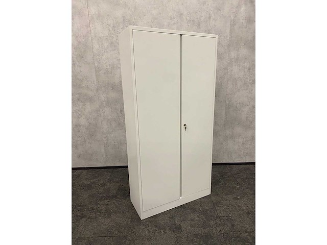 Hoge stalen 2-deurs kast met sleutel - afbeelding 5 van  8