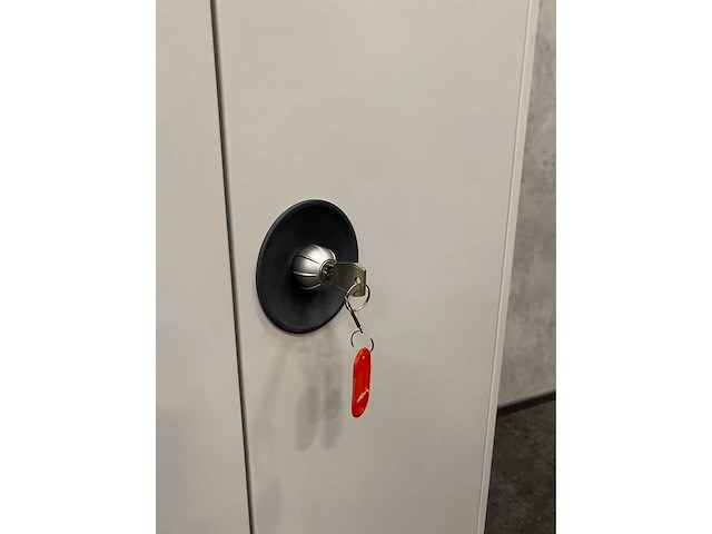 Hoge stalen 2-deurskast met sleutel - afbeelding 3 van  9