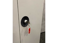 Hoge stalen 2-deurskast met sleutel - afbeelding 3 van  9