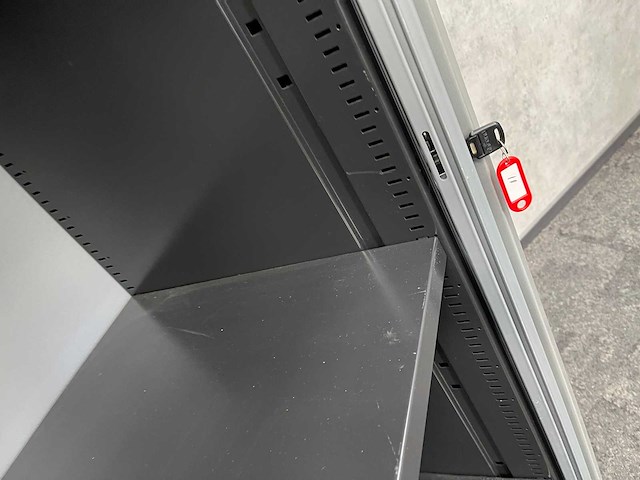 Hoge stalen roldeurkast - grijs - afbeelding 4 van  4