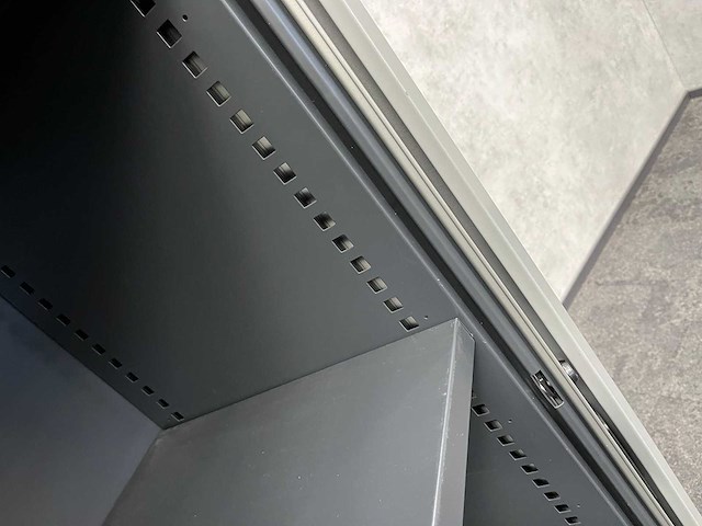 Hoge stalen roldeurkast - grijs - afbeelding 5 van  6