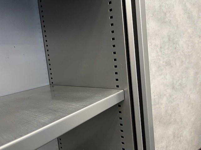 Hoge stalen roldeurkast - afbeelding 1 van  1