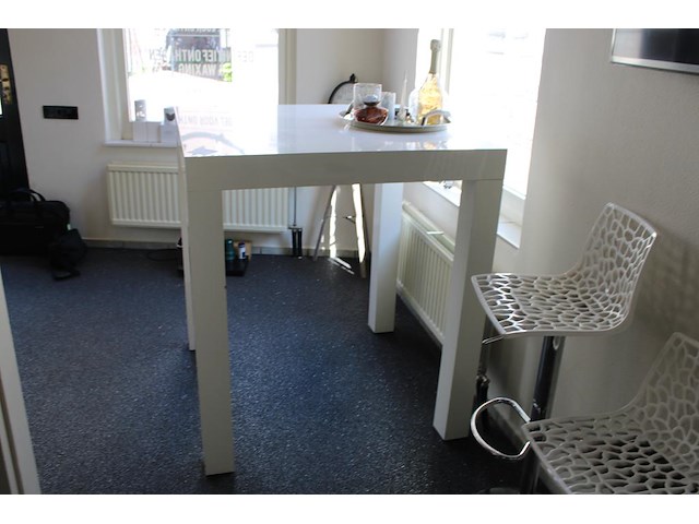 Hoge tafel afm. 100 x 100 x 110 cm. - afbeelding 1 van  2