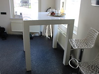 Hoge tafel afm. 100 x 100 x 110 cm.