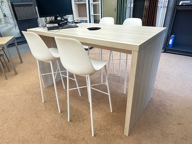 Hoge tafel met 4 barkrukken - afbeelding 1 van  4