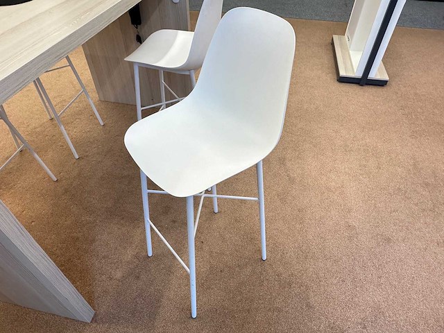 Hoge tafel met 4 barkrukken - afbeelding 3 van  4