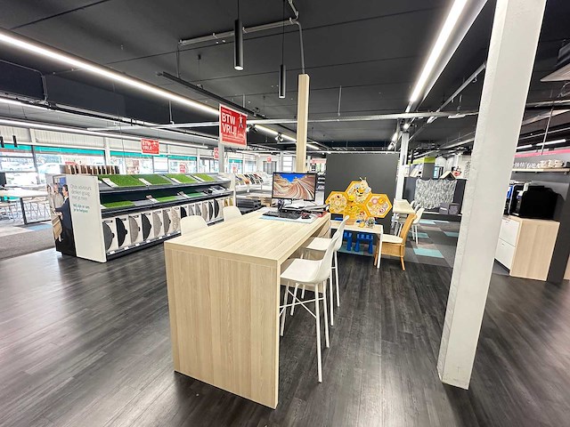 Hoge tafel met 4 crassevig krukken en twee hanglampen - afbeelding 2 van  5