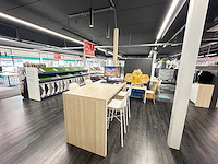 Hoge tafel met 4 crassevig krukken en twee hanglampen - afbeelding 2 van  5