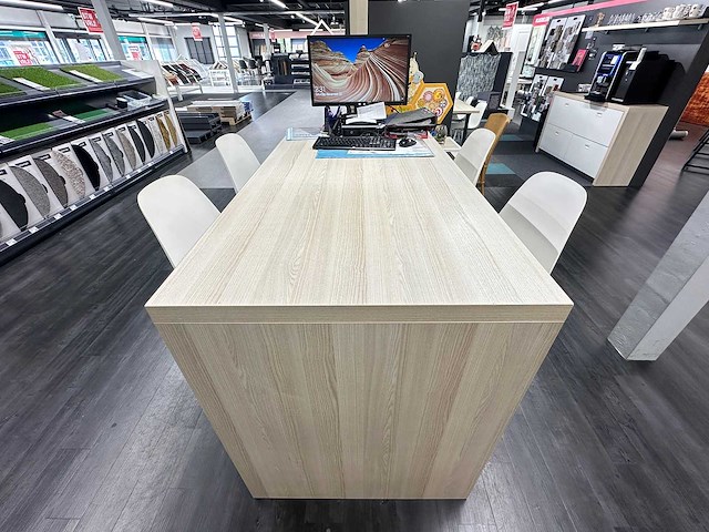 Hoge tafel met 4 crassevig krukken en twee hanglampen - afbeelding 3 van  5