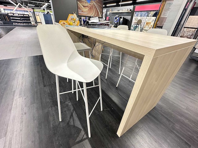 Hoge tafel met 4 crassevig krukken en twee hanglampen - afbeelding 4 van  5