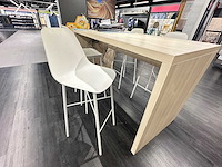 Hoge tafel met 4 crassevig krukken en twee hanglampen - afbeelding 4 van  5