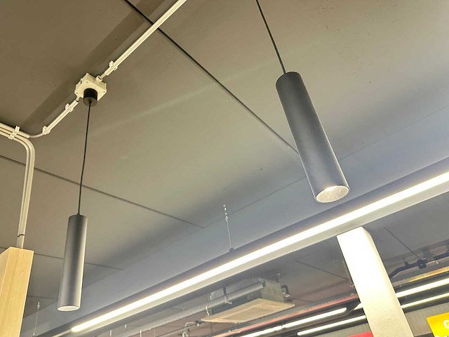 Hoge tafel met 4 crassevig krukken en twee hanglampen - afbeelding 5 van  5