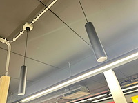 Hoge tafel met 4 crassevig krukken en twee hanglampen - afbeelding 5 van  5