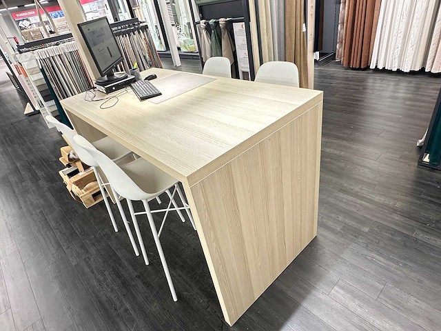 Hoge tafel met 4 crassevig krukken en twee hanglampen - afbeelding 2 van  5