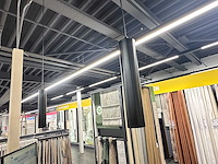 Hoge tafel met 4 crassevig krukken en twee hanglampen - afbeelding 3 van  5