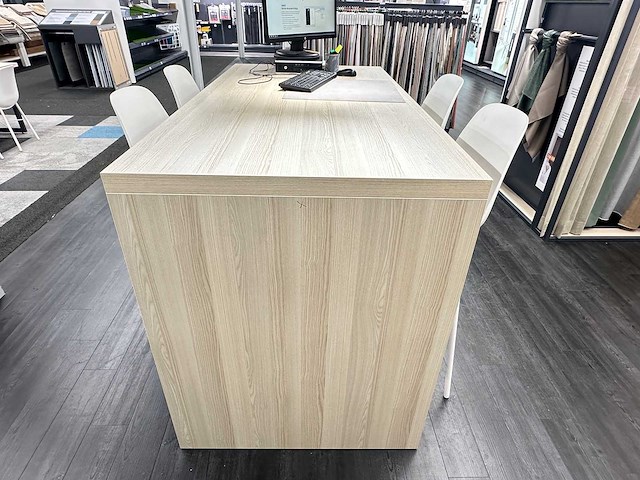 Hoge tafel met 4 crassevig krukken en twee hanglampen - afbeelding 4 van  5