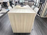 Hoge tafel met 4 crassevig krukken en twee hanglampen - afbeelding 4 van  5