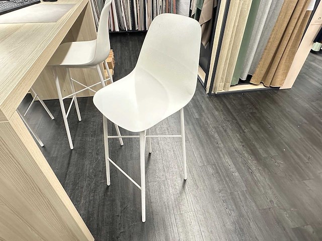 Hoge tafel met 4 crassevig krukken en twee hanglampen - afbeelding 5 van  5