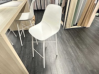 Hoge tafel met 4 crassevig krukken en twee hanglampen - afbeelding 5 van  5