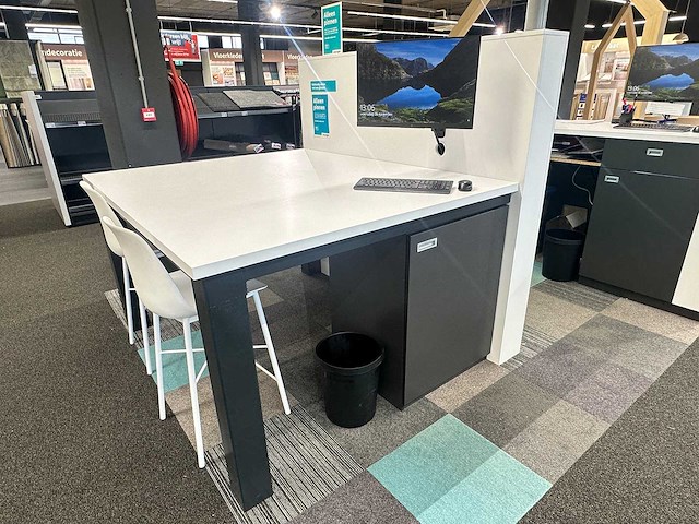 Hoge tafel met scheidingswand - afbeelding 1 van  6