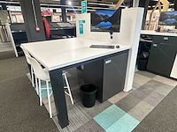 Hoge tafel met scheidingswand