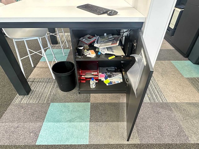 Hoge tafel met scheidingswand - afbeelding 2 van  6